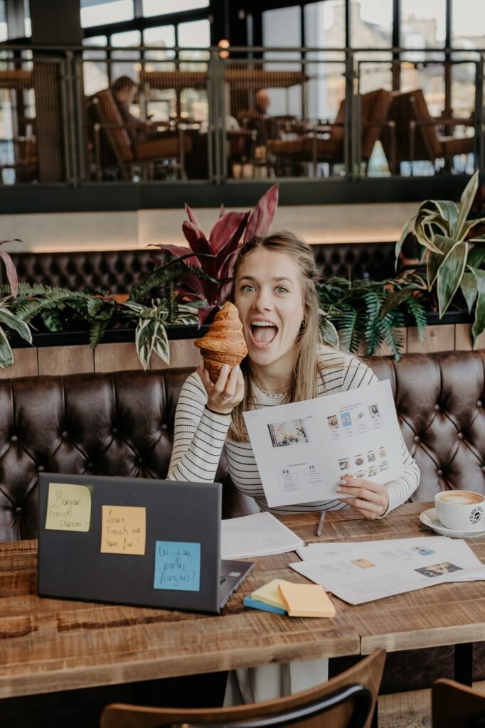 French Group Classes in Edinburgh in a café